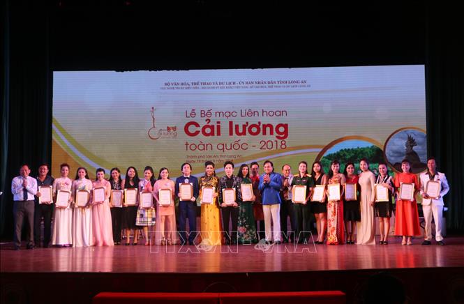 Trong ảnh: Ban Tổ chức trao huy chương cho các nghệ sỹ có vai diễn xuất sắc. Ảnh: Bùi Giang-TTXVN 