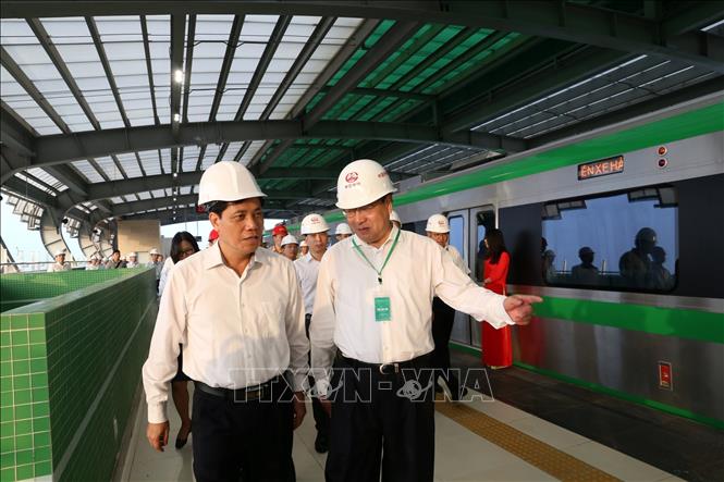 Photo: Deputy Minister Nguyen Ngoc Dong (L) inspects the trial operation at Yen Nghia station. VNA Photo: Huy Hùng