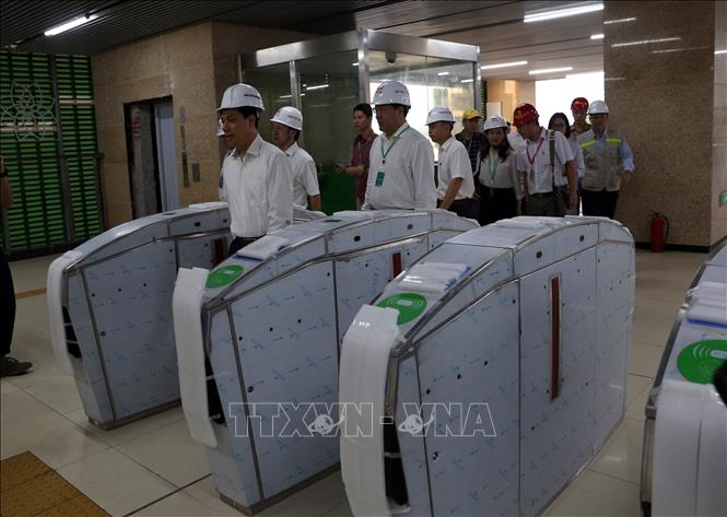 Photo: Deputy Minister Nguyen Ngoc Dong (1st L) inspects the trial operation at Yen Nghia station . VNA Photo: Huy Hùng
