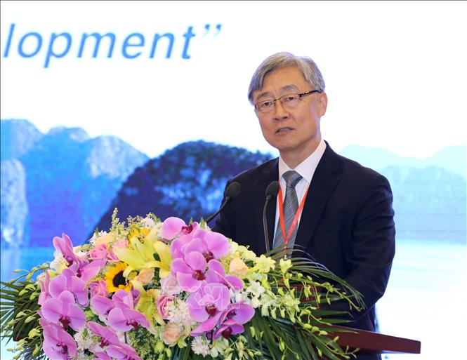 Photo: Mr. Choe Jaehyeong, Chairman of the Board of Audit and Inspection of the Republic of Korea and ASOSAI Secretary General, speaks at the first plenary session of the 7th symposium. VNA Photo