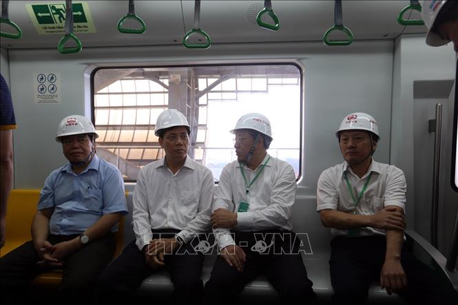 Photo: Deputy Minister Nguyen Ngoc Dong (2nd L) on a train during the trial operation. VNA Photo: Huy Hùng