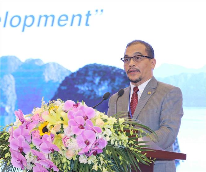Trong ảnh: Ông Khalid Khan Bin Abdullah Khan, Phó Tổng Kiểm toán Nhà nước Malaysia trình bày Báo cáo quốc gia về chuyên đề kiểm toán môi trường. Ảnh: Phương Hoa - TTXVN