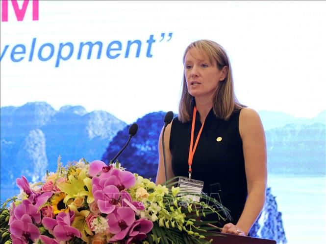 Trong ảnh: Bà Catherine Rauter, đại diện Kiểm toán Nhà nước Australia trình bày Báo cáo quốc gia về chuyên đề kiểm toán môi trường. Ảnh: Phương Hoa - TTXVN
