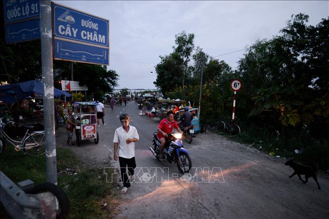 Trong ảnh: Khi trời sáng, chợ cá “Âm phủ” chỉ còn lác đác người mua, bán. Ảnh: Anh Đức – TTXVN.