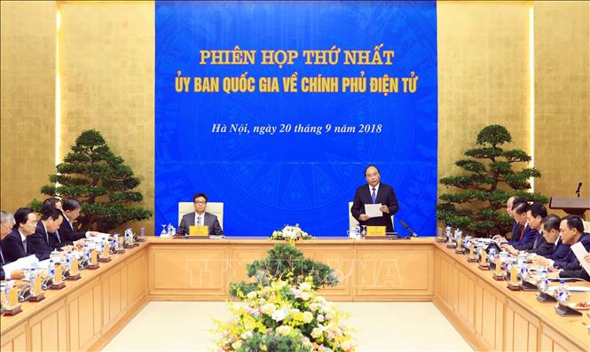 Photo: Prime Minister Nguyen Xuan Phuc (stand) speaks at the meeting. VNA Photo: Thống Nhất 