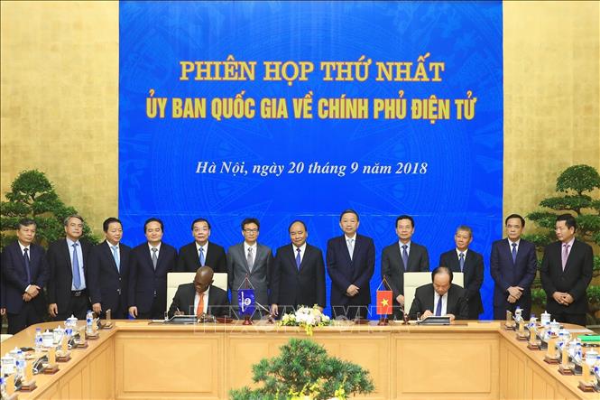 Photo: Prime Minister Nguyen Xuan Phuc witnesses the signing of cooperation agreements on e-government building between the Government Office and the Australian Department of Foreign Affairs and Trade and the World Bank in Vietnam, along with regulations for coordination between the Government Office and the MoIC and the Government Information Security Commission.  VNA Photo: Thống Nhất 