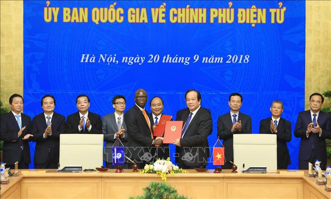 Photo: Prime Minister Nguyen Xuan Phuc (centre) witnesses the signing of cooperation agreements on e-government building between the Government Office and the Australian Department of Foreign Affairs and Trade and the World Bank in Vietnam, along with regulations for coordination between the Government Office and the MoIC and the Government Information Security Commission.  VNA Photo: Thống Nhất 