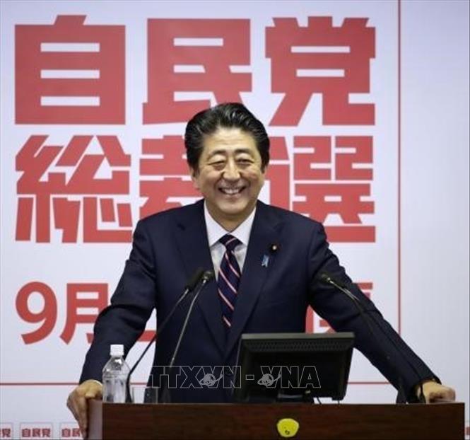 Trong ảnh: Thủ tướng Shinzo Abe tại cuộc họp báo ở Tokyo ngày 20/9. Ảnh: Kyodo/TTXVN