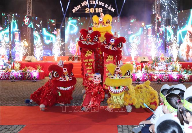 Chủ tịch Quốc hội Nguyễn Thị Kim Ngân trao quà Tết Trung ...