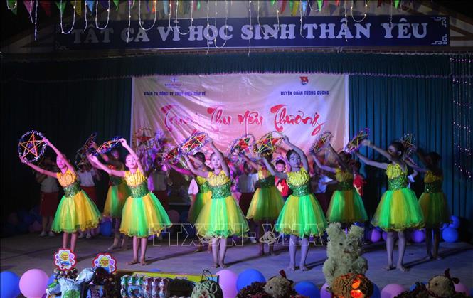 Trong ảnh: Chương trình nghệ thuật của thiếu nhi tại đêm hội Trung thu. Ảnh: Nguyễn Oanh -TTXVN.
