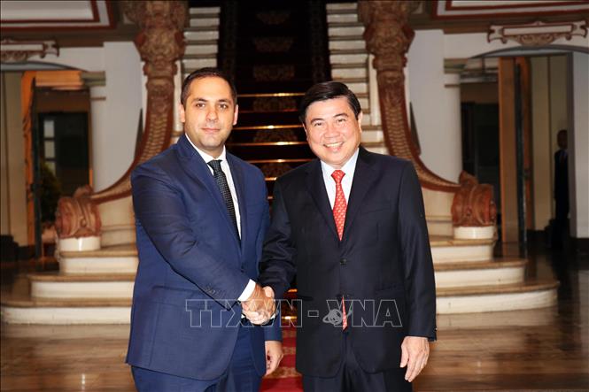 Photo: Chairman of the Ho Chi Minh City People’s Committee Nguyen Thanh Phong (R) meets Bulgarian Minister of Economy Emil Karanikolov (L). VNA Photo: Xuân Khu
