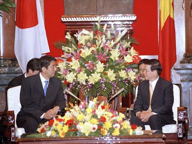 Trong ảnh: Chủ tịch nước Nguyễn Minh Triết tiếp Thủ tướng Nhật Bản Shinzo Abe, ngày 20/11/2006, tại Phủ Chủ tịch. Ảnh: Nhan Sáng – TTXVN