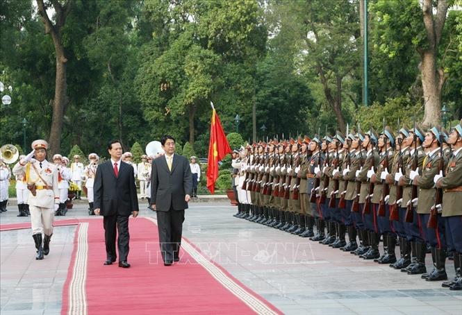Trong ảnh: Thủ tướng Nguyễn Tấn Dũng và Thủ tướng Nhật Bản duyệt đội danh dự Quân đội Nhân dân Việt Nam, tháng 11/2006. Ảnh: Đức Tám -TTXVN
