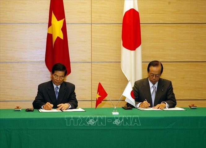 Trong ảnh: Chủ tịch nước Nguyễn Minh Triết và Thủ tướng Nhật Bản Fukada ký Tuyên bố chung Việt Nam - Nhật Bản, ngày 27/11/2007, tại Phủ Thủ tướng. Ảnh: Nguyễn Khang – TTXVN