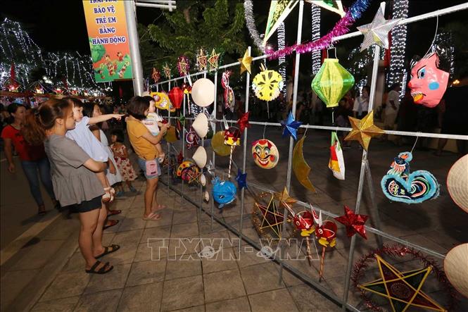Photo: Toys for Mid-Autumn Festival are on display at the ceremony. VNA Photo: Anh Tuấn
