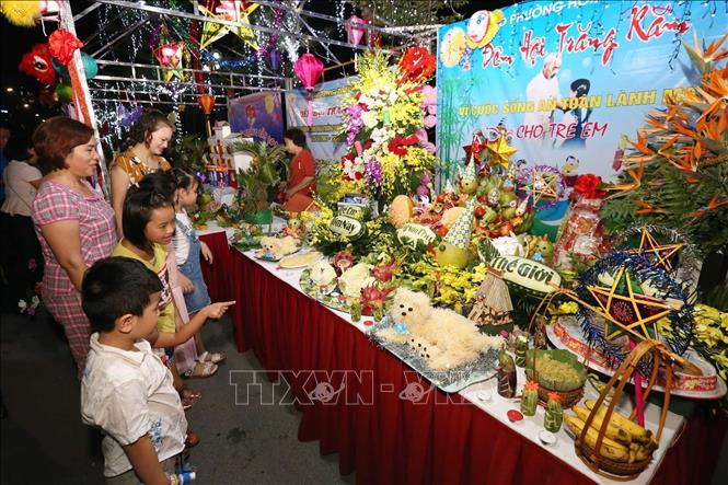 Photo: Mid-autumn food decorations at the ceremony. VNA Photo: Anh Tuấn