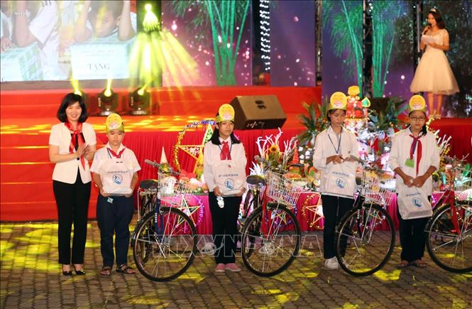 Photo: Disadvantaged children receive bicycles at the festival. VNA Photo: Anh Tuấn