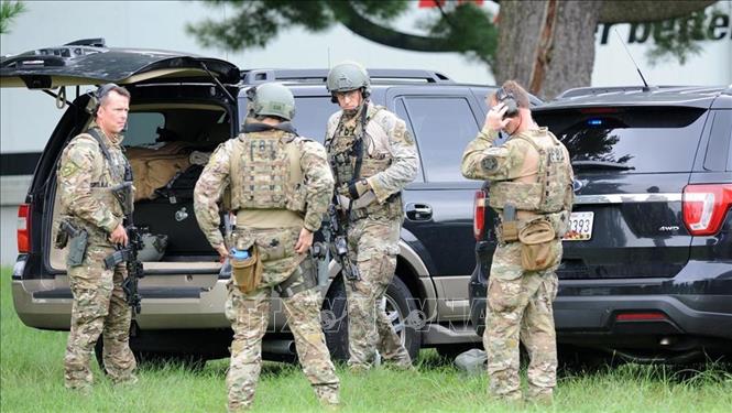 Trong ảnh: Các thành viên Cục điều tra liên bang Mỹ (FBI) làm việc tại hiện trường vụ nổ súng ở Harford, bang Maryland ngày 20/9/2018. Ảnh: AP/ TTXVN