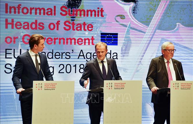 Trong ảnh (từ trái sang): Thủ tướng Áo Sebastian Kurz, Chủ tịch Hội đồng châu Âu Donald Tusk và Chủ tịch Ủy ban châu Âu Jean-Claude Juncker trong cuộc họp báo kết thúc Hội nghị thượng đỉnh không chính thức EU ở Salzburg, Áo ngày 20/9/2018. Ảnh: AFP/ TTXVN
