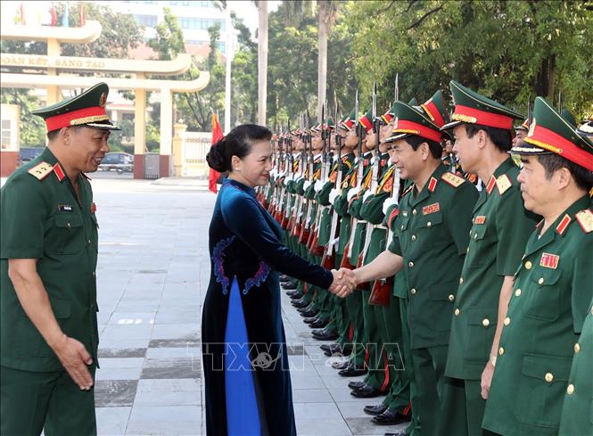 Trong ảnh: Chủ tịch Quốc hội Nguyễn Thị Kim Ngân với cán bộ chủ chốt của Học viện Quốc phòng. Ảnh: Trọng Đức - TTXVN