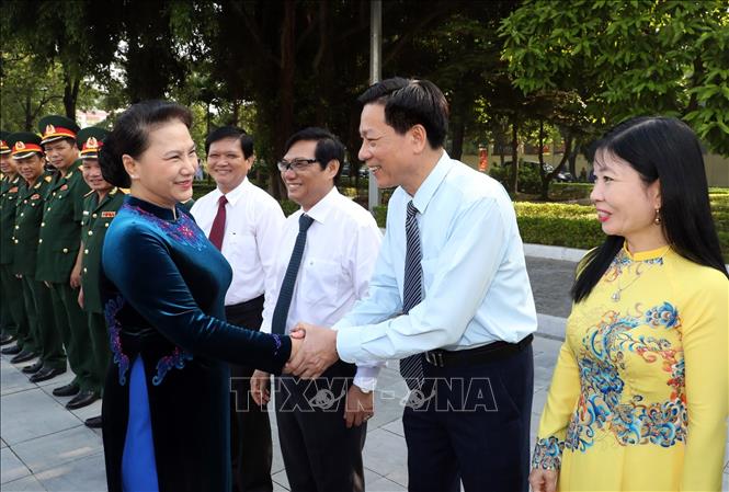 Trong ảnh: Chủ tịch Quốc hội Nguyễn Thị Kim Ngân với các học viên đang theo học tại Học viện Quốc phòng. Ảnh: Trọng Đức - TTXVN
