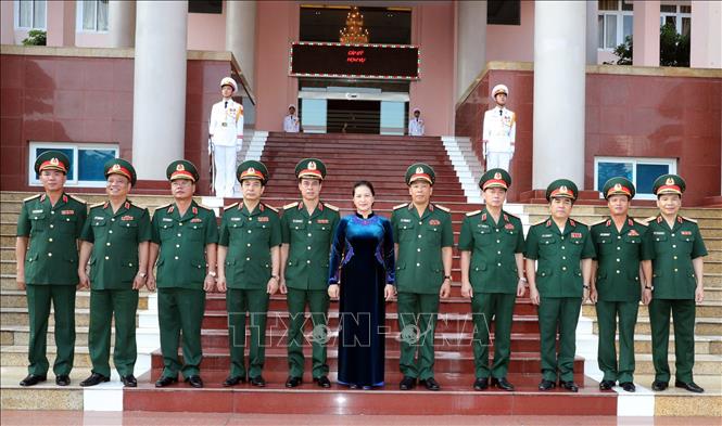 Trong ảnh: Chủ tịch Quốc hội Nguyễn Thị Kim Ngân với lãnh đạo, cán bộ chủ chốt của Học viện Quốc phòng. Ảnh: Trọng Đức - TTXVN