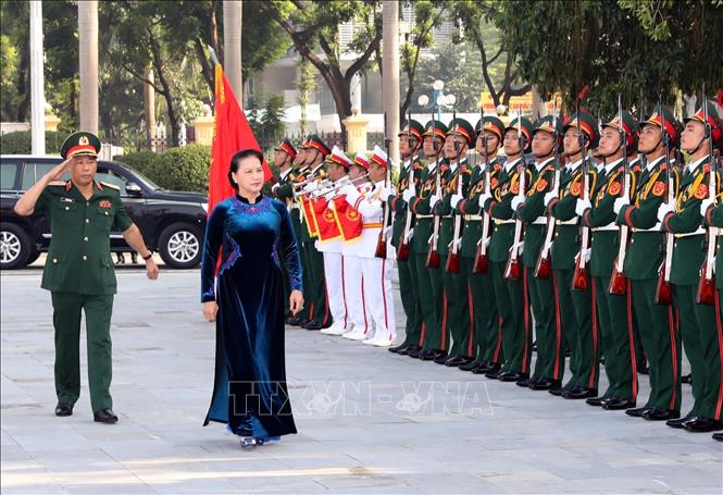 Photo: National Assembly Chairwoman Nguyen Thi Kim Ngan reviews the guards of honour. VNA Photo: Trọng Đức
