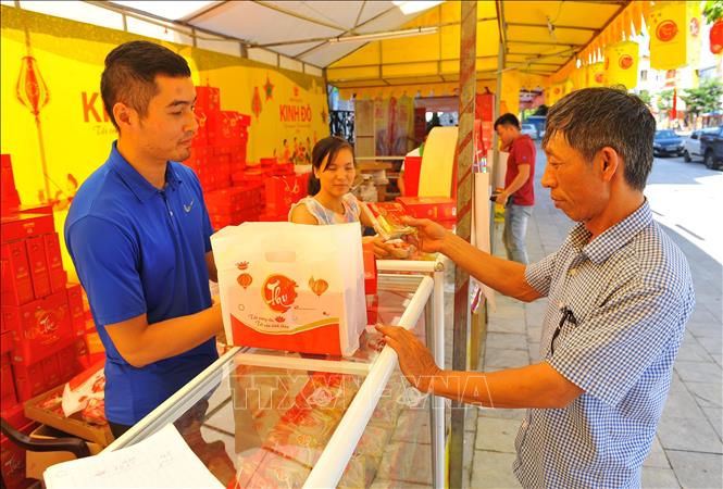 Trong ảnh: Khách mua bánh Trung thu trên phố Lê Hồng Phong, thành phố Ninh Bình. Ảnh: Minh Đức - TTXVN
