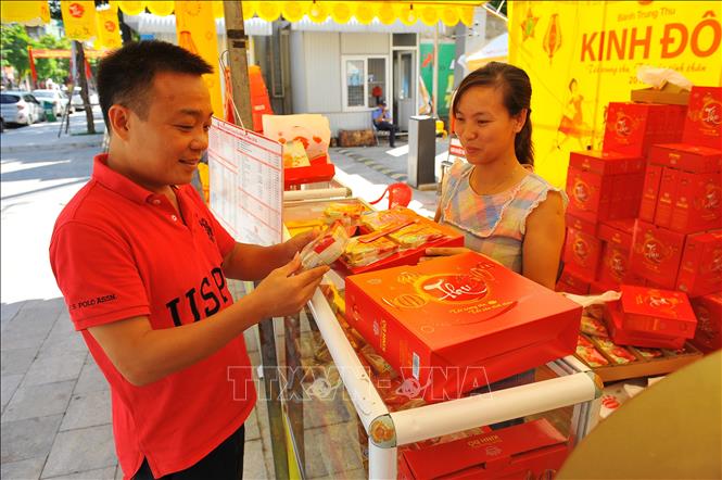 Trong ảnh: Khách mua bánh Trung thu trên phố Lê Hồng Phong, thành phố Ninh Bình. Ảnh: Minh Đức - TTXVN