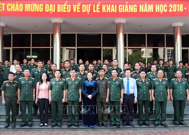 Trong ảnh: Chủ tịch Quốc hội Nguyễn Thị Kim Ngân chụp ảnh lưu niệm với các học viên. Ảnh: Trọng Đức - TTXVN