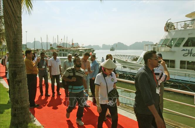 Photo: ASOSAI delegates go aboard for a tour of Ha Long Bay. VNA Photo