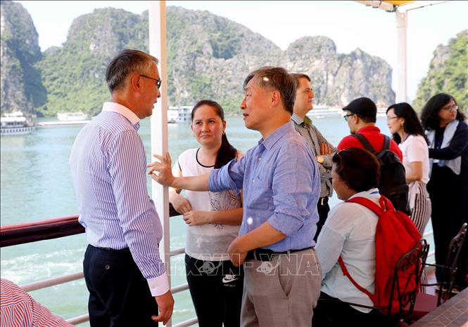 Photo: ASOSAI delegates on a sightseeing tour of Ha Long Bay. VNA Photo