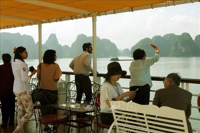 Photo: ASOSAI delegates enjoy the beauty of Ha Long Bay. VNA Photo