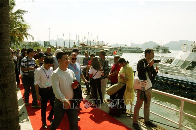 Photo: ASOSAI delegates go aboard for a sightseeing tour of Ha Long Bay. VNA Photo