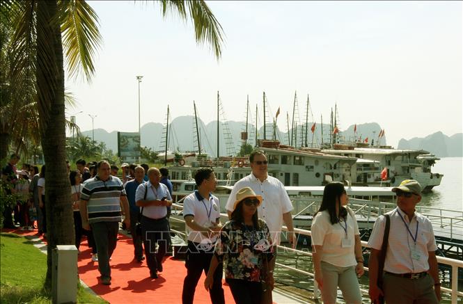 Photo: ASOSAI delegates go aboard for a sightseeing tour of Ha Long Bay. VNA Photo