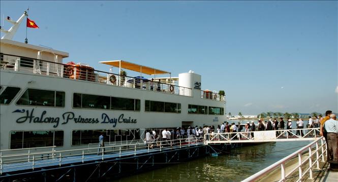 Photo: ASOSAI go aboard for a sightseeing tour of Ha Long Bay. VNA Photo
