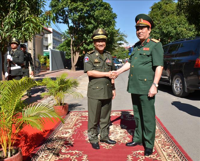 Trong ảnh: Tướng Neang Phat, Quốc vụ khanh Bộ Quốc phòng Campuchia (trái) đón Thượng tướng Lương Cường. Ảnh: Nhóm P/v TTXVN tại Campuchia
