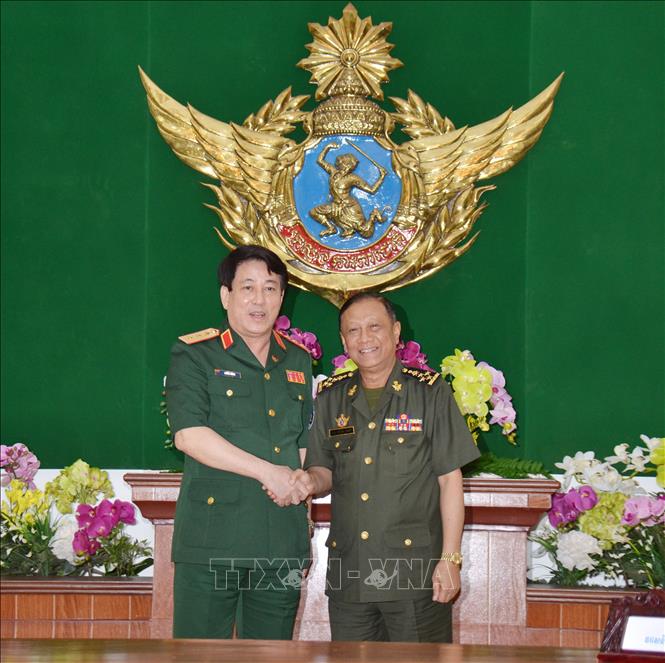 Trong ảnh: Tướng Neang Phat, Quốc vụ khanh Bộ Quốc phòng Campuchia tiếp Thượng tướng Lương Cường. Ảnh: Nhóm P/v TTXVN tại Campuchia