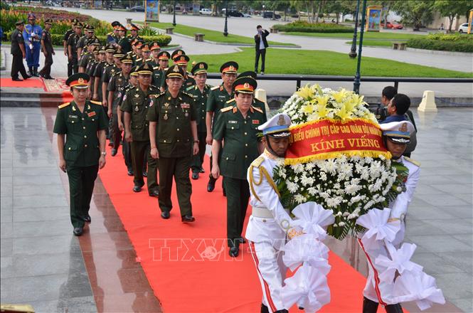Trong ảnh: Đoàn Cán bộ chính trị cấp cao Quân đội Nhân dân Việt Nam dâng hương và đặt vòng hoa tại Đài hữu nghị Việt Nam - Campuchia ở thủ đô Phnom Penh. Ảnh: Nhóm P/v TTXVN tại Campuchia