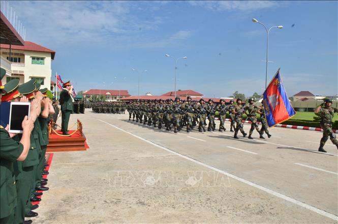 Trong ảnh: Lữ đoàn 70 Quân đội Hoàng gia Campuchia duyệt binh chào mừng Đoàn Cán bộ chính trị cấp cao Quân đội Nhân dân Việt Nam. Ảnh: Nhóm P/v TTXVN tại Campuchia