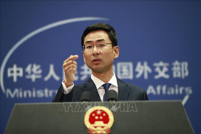Trong ảnh: Người phát ngôn Bộ Ngoại giao Trung Quốc Cảnh Sảng phát biểu tại một cuộc họp báo ở Bắc Kinh. Ảnh: EPA/TTXVN