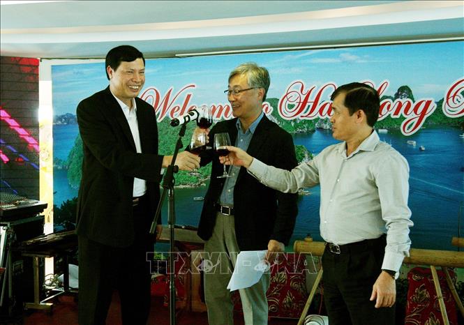 Photo: Chairman of the Quang Ninh provincial People's Committee Nguyen Duc Long (L) shares a toast with delegates of the ASOSAI 14. VNA Photo