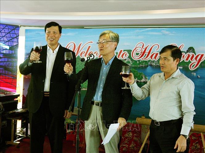 Photo: Chairman of the Quang Ninh provincial People's Committee Nguyen Duc Long (L) shares a toast with delegates of the ASOSAI 14. VNA Photo