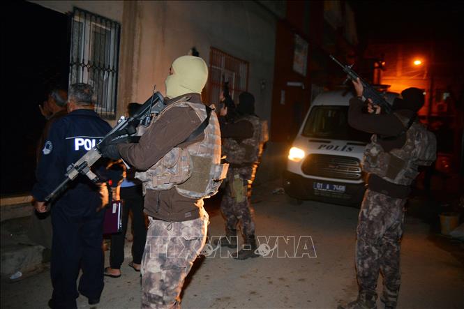 Trong ảnh: Cảnh sát Thổ Nhĩ Kỳ truy quét các phần tử khủng bố tại Adana . Ảnh: AFP/ TTXVN