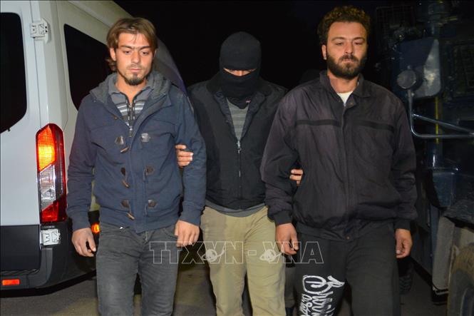 Trong ảnh: Cảnh sát Thổ Nhĩ Kỳ  bắt giữ các phần tử tình nghi khủng bố tại Adana . Ảnh: AFP/ TTXVN