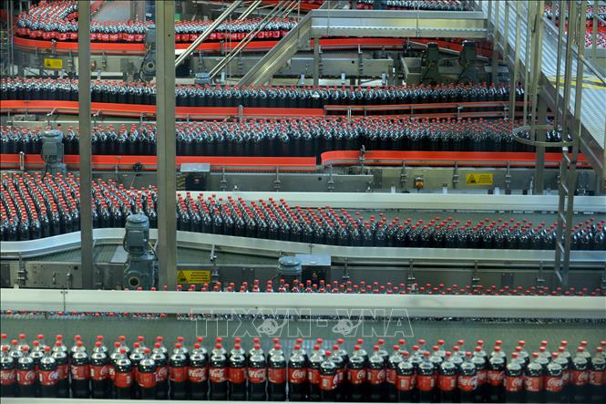 Trong ảnh: Dây chuyền sản xuất nước ngọt Coca-Cola tại nhà máy ở Grigny, gần Paris, Pháp. Ảnh: AFP/ TTXVN