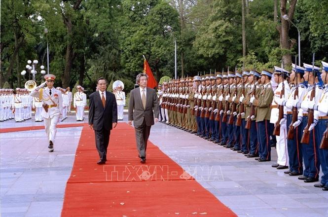Trong ảnh: Thủ tướng Nhật Bản Junichiro Koizumi  và Thủ tướng Phan Văn Khải duyệt đội danh dự Quân đội Nhân dân Việt Nam, ngày 27/4/2002, tại Hà Nội. Ảnh: Thế Thuần – TTXVN
