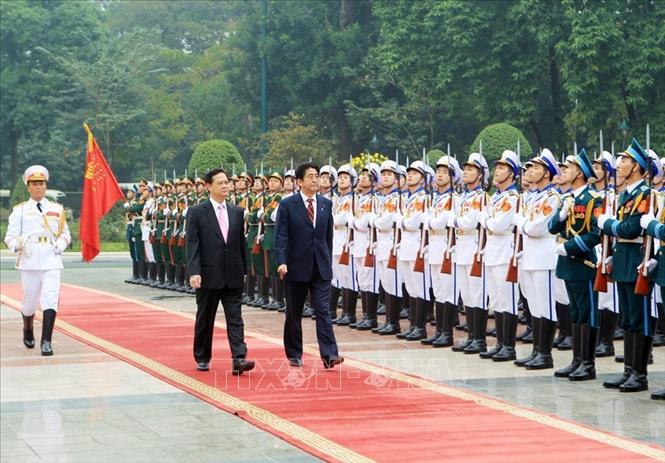 Trong ảnh: Thủ tướng Nguyễn Tấn Dũng và Thủ tướng Shinzo Abe duyệt Đội danh dự Quân đội Nhân dân Việt Nam, tại Hà Nội (Tháng 1/2013). Ảnh: Đức Tám – TTXVN