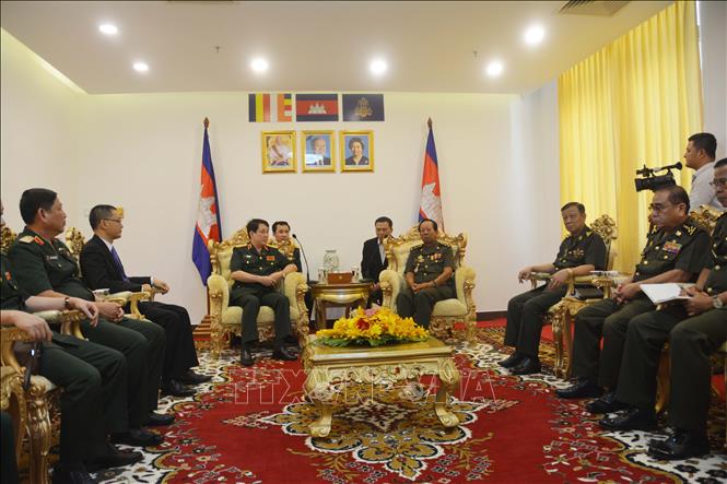 Trong ảnh: Phó Thủ tướng kiêm Bộ trưởng Quốc phòng Campuchia Tea Banh tiếp Thượng tướng Lương Cường. Ảnh:  Phóng viên TTXVN tại Campuchia
