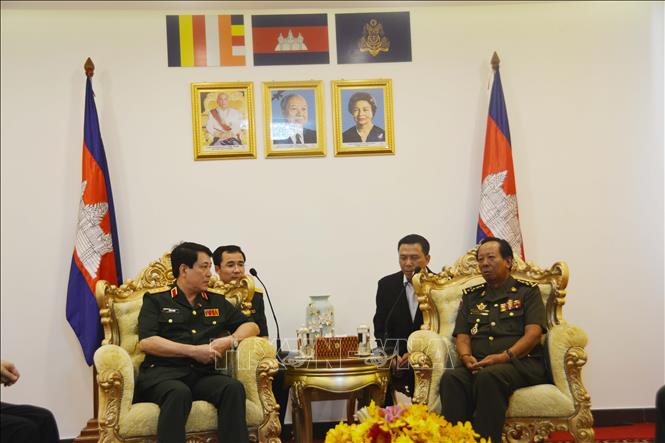 Trong ảnh: Phó Thủ tướng kiêm Bộ trưởng Quốc phòng Campuchia Tea Banh tiếp Thượng tướng Lương Cường. Ảnh:  Phóng viên TTXVN tại Campuchia